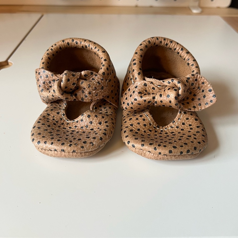 NWOT Freshly Picked Almond Speckles Leather Knotted Bow Baby Shoe - Picture 4 of 7